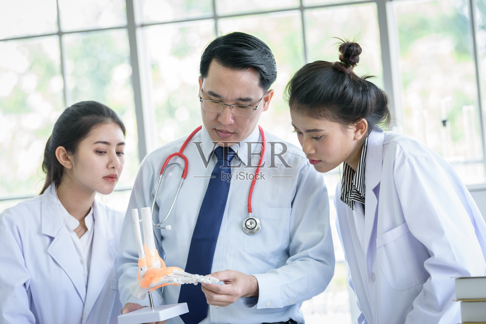 亚洲老师在实验室里教学生科学和解剖学照片摄影图片