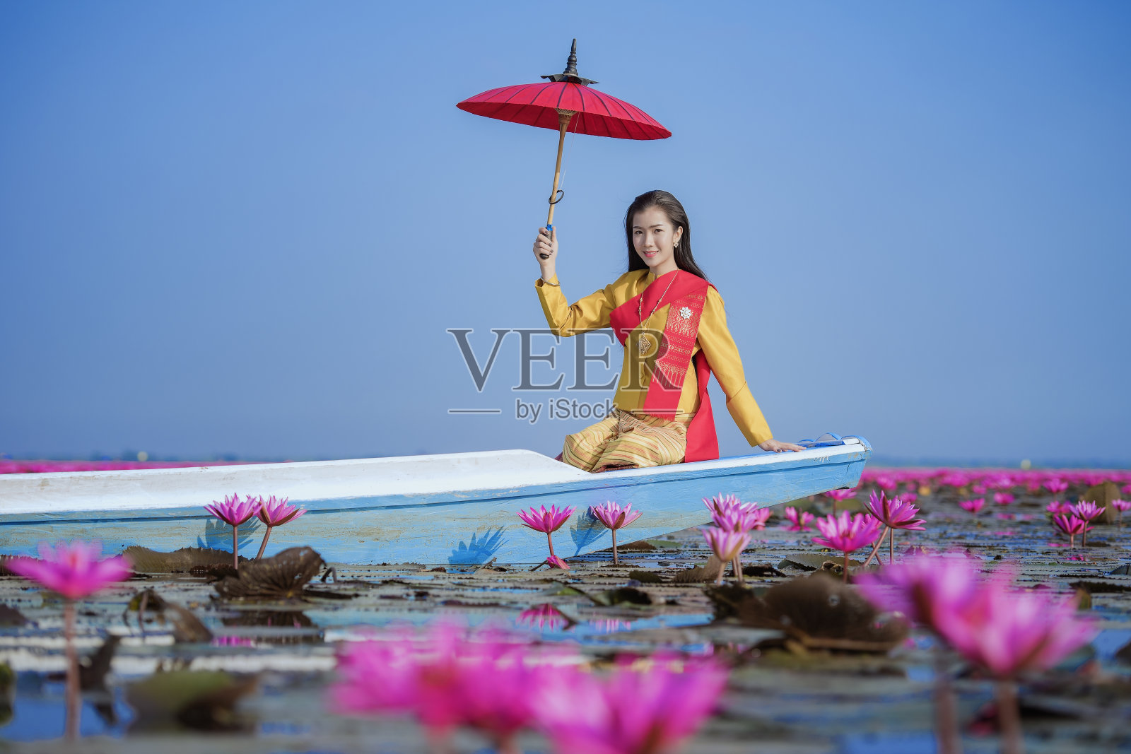 美丽的女人与莲花照片摄影图片