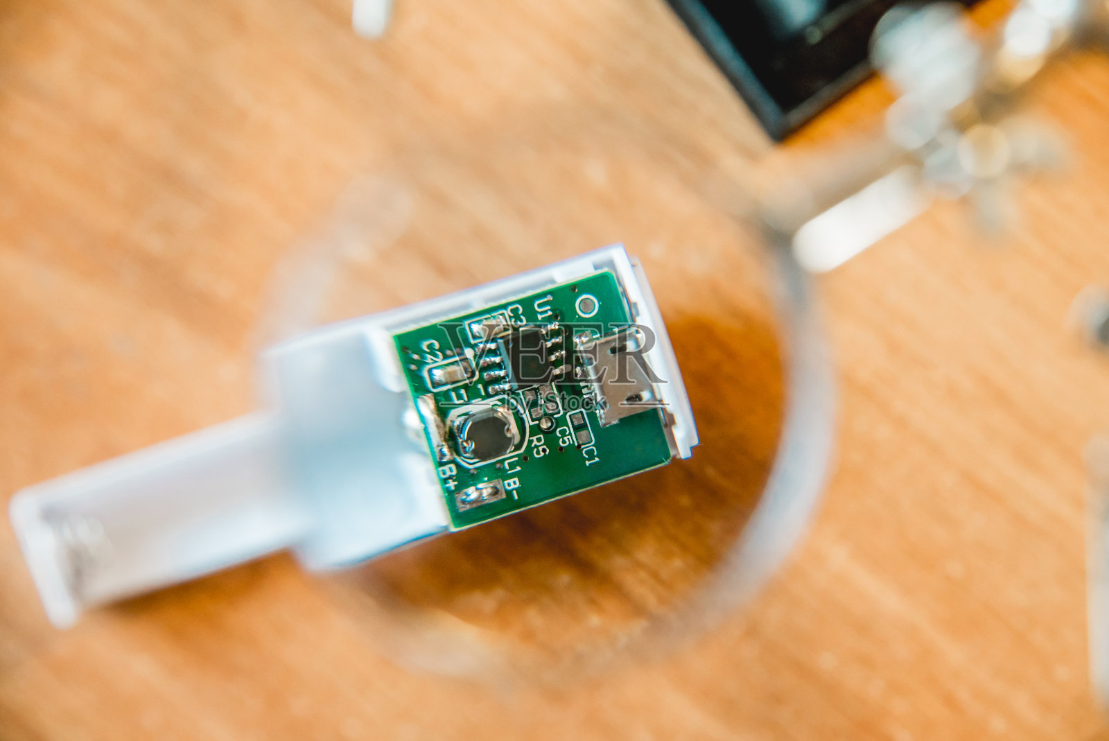 电路的照片由于放大镜的缘故照片摄影图片