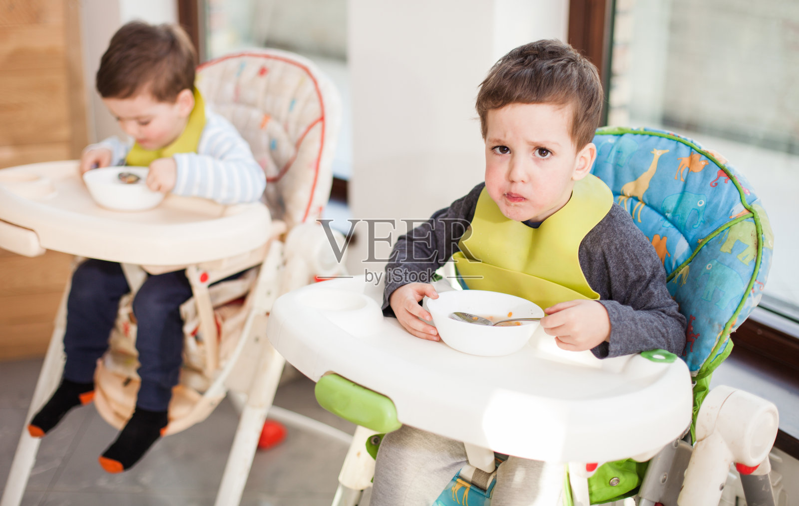 双胞胎宝宝喝汤照片摄影图片