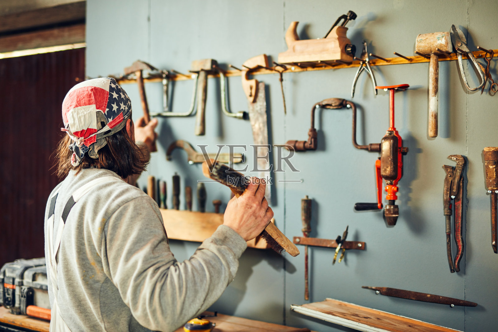 以复古风格重建车库。照片摄影图片