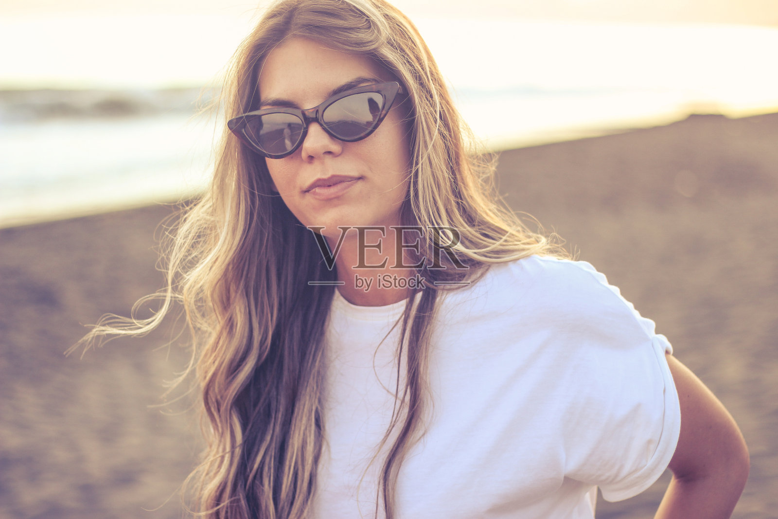 海滩上年轻的金发女郎照片摄影图片