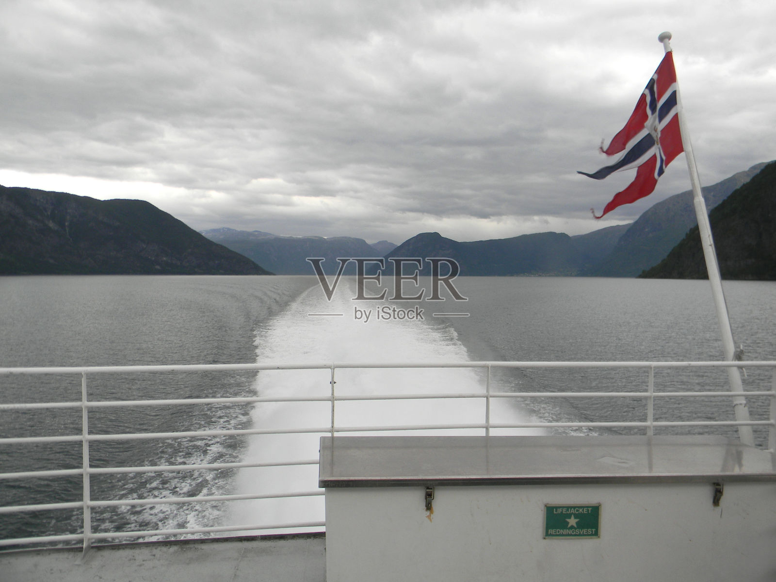 在峡湾上划船照片摄影图片