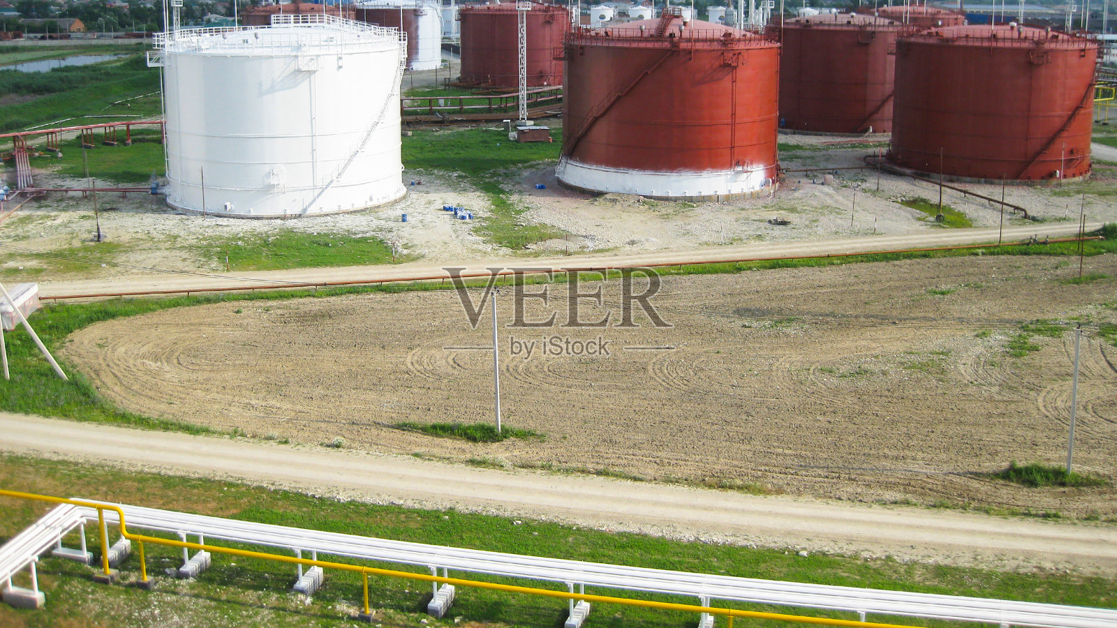 把垂直的钢罐装起来。石油产品的储存能力照片摄影图片