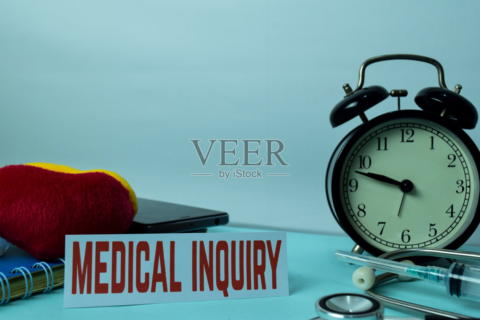 关于带办公用品的工作台背景的医疗调查规划。照片摄影图片