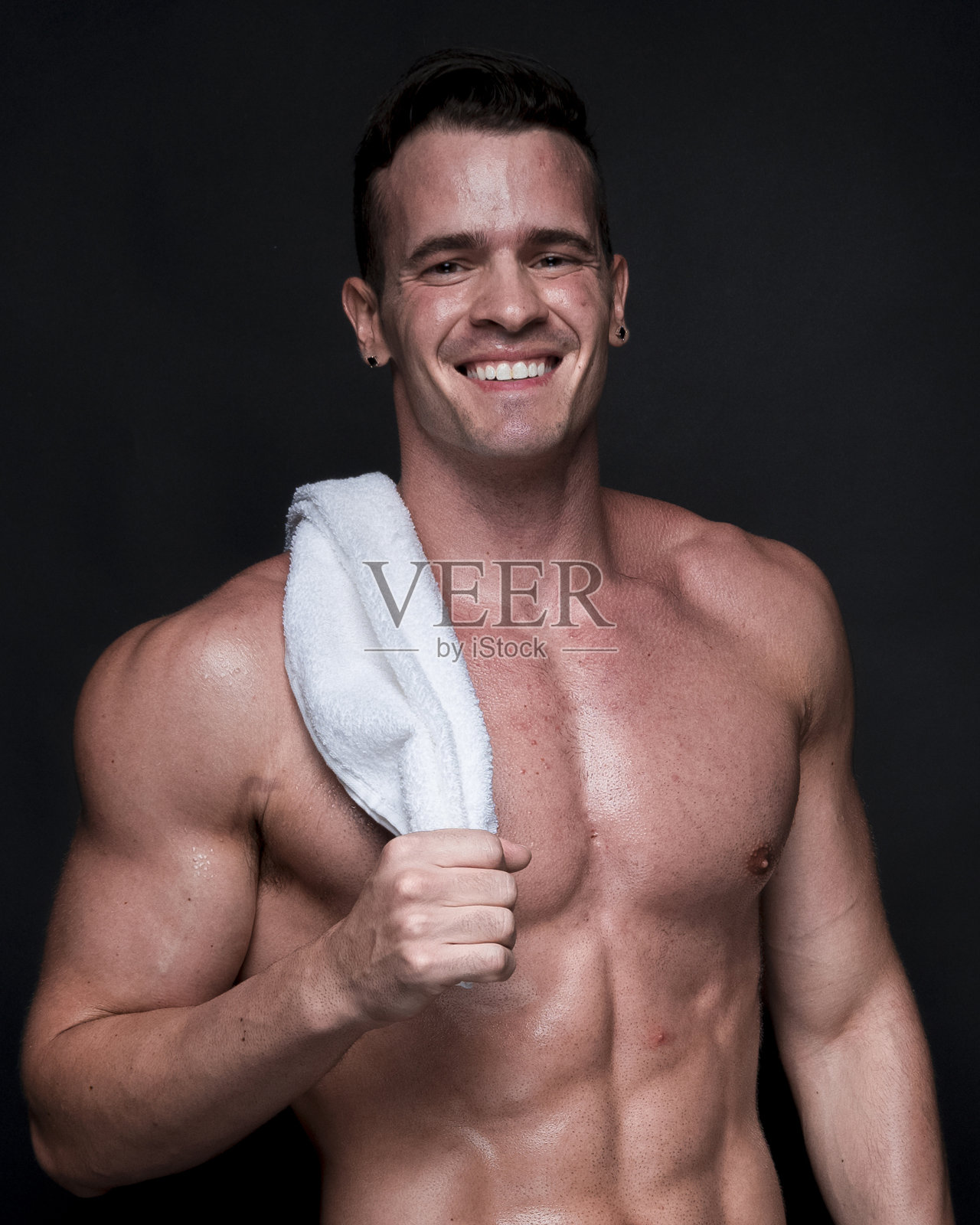 性感肌肉男人拿着白毛巾,感觉性感照片摄影图片
