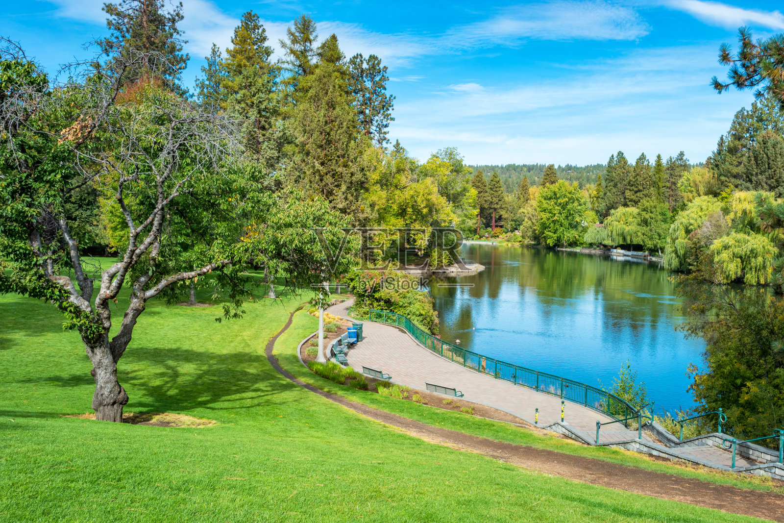 德舒特河上的德雷克公园和镜池照片摄影图片