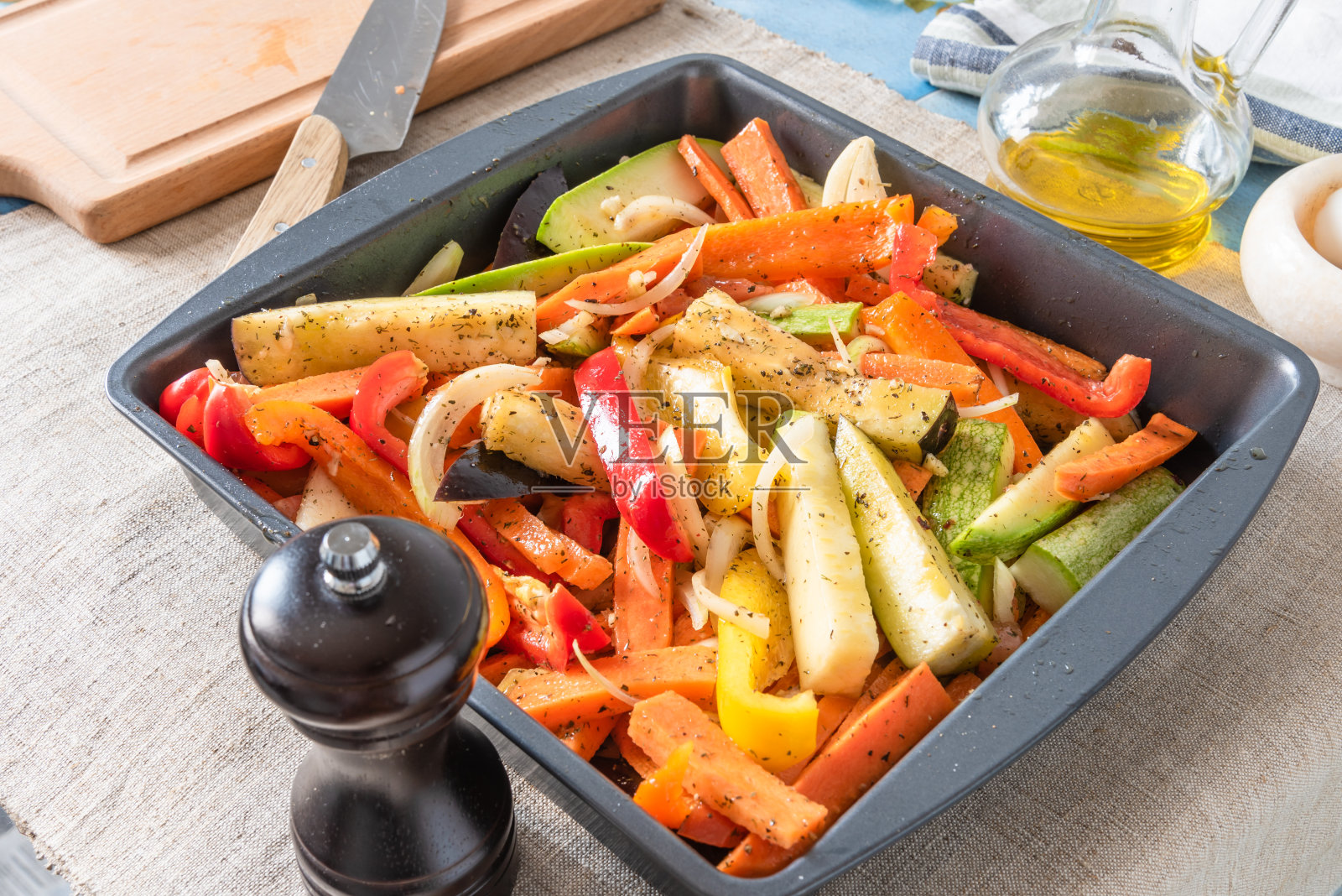 切碎的生蔬菜和香料,放在烤盘里炖素照片摄影图片