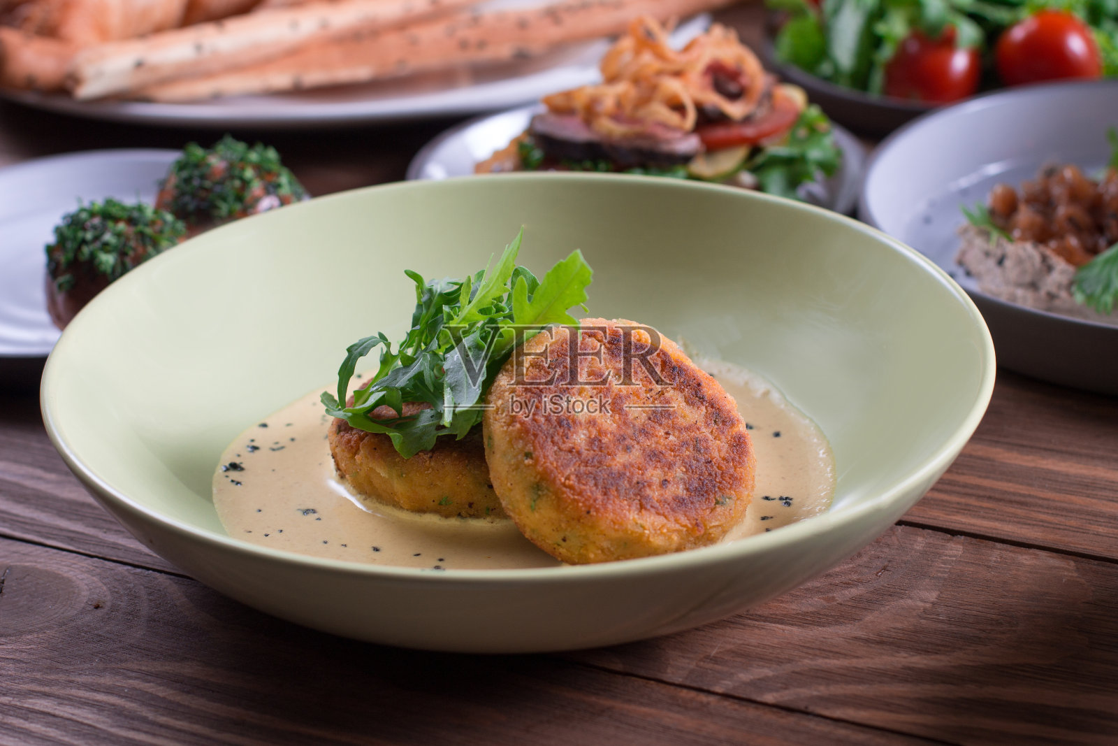鹰嘴豆和蔬菜做成的素食馅饼照片摄影图片