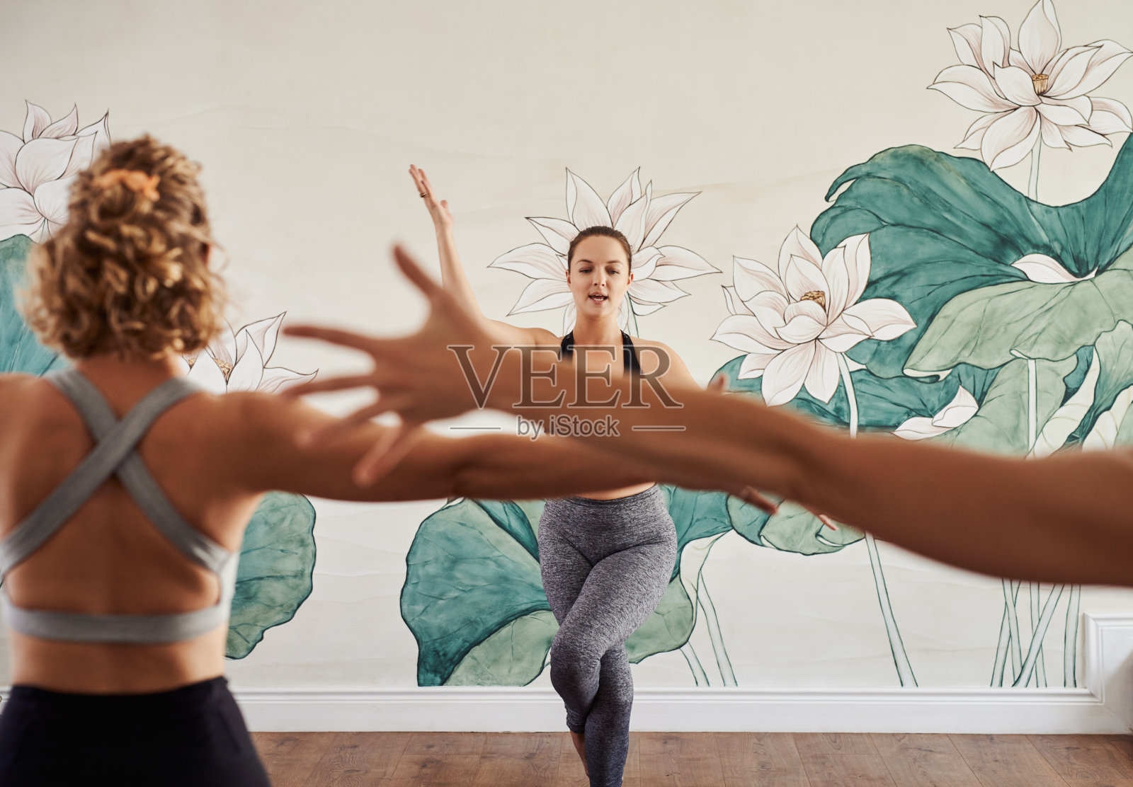 张开你的双臂照片摄影图片