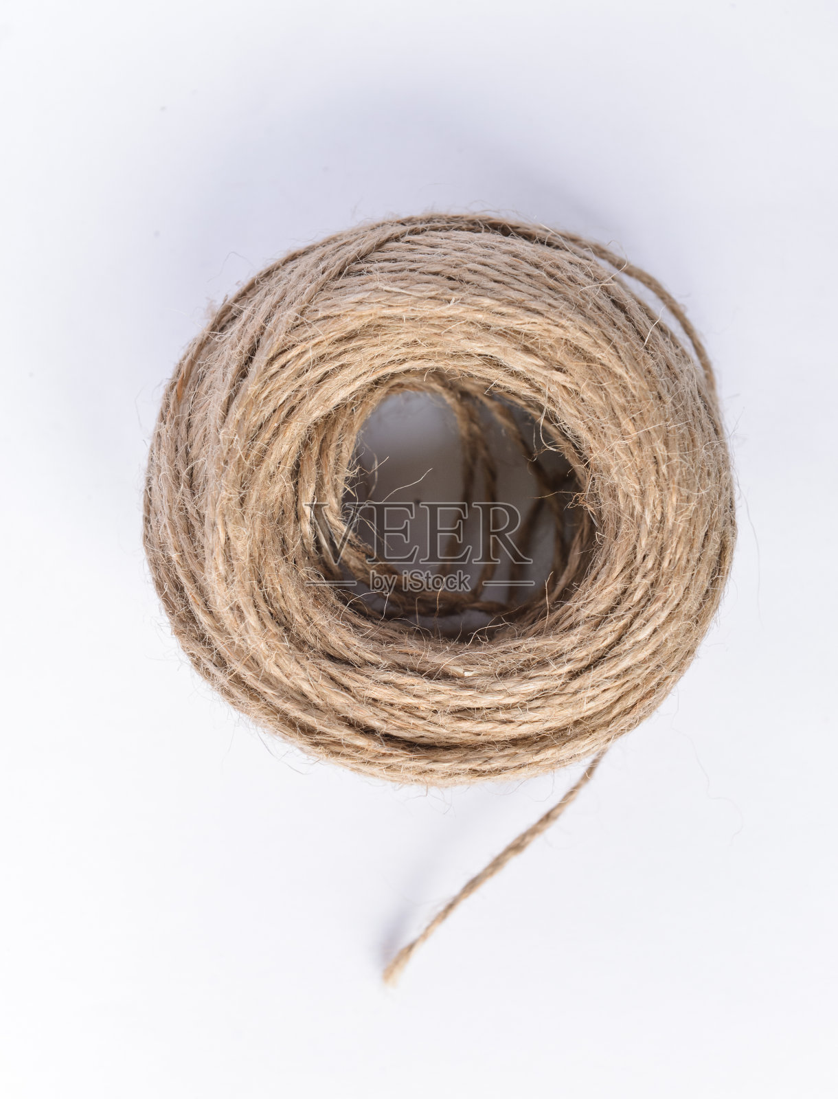 绞黄麻线球位于白色的背景上。isolant照片摄影图片