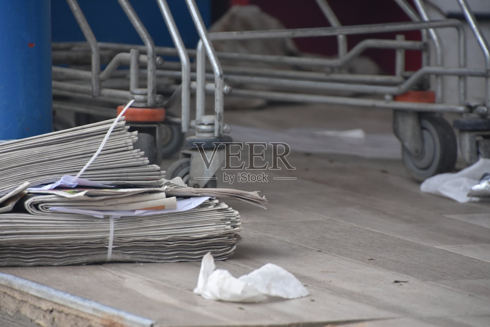 社区食品店的报纸分发照片摄影图片