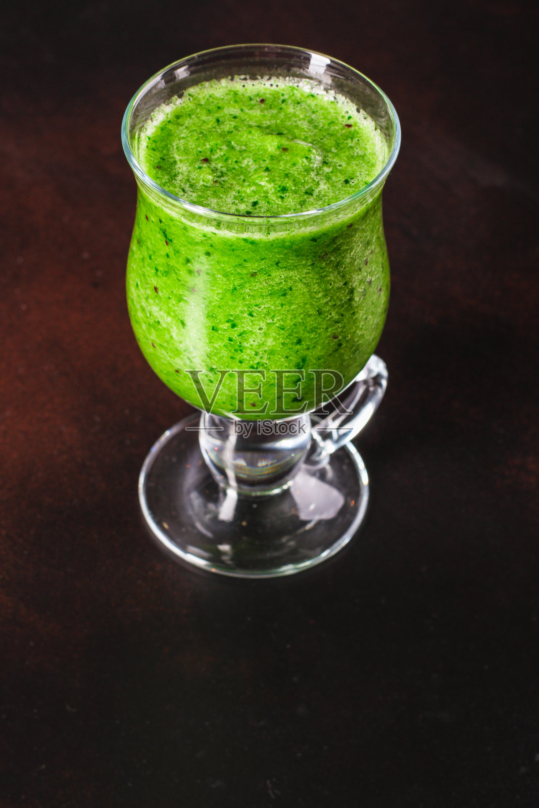 绿色奶昔。蔬菜和香草鸡尾酒——健康生活方式的概念。食品的背景。上图照片摄影图片