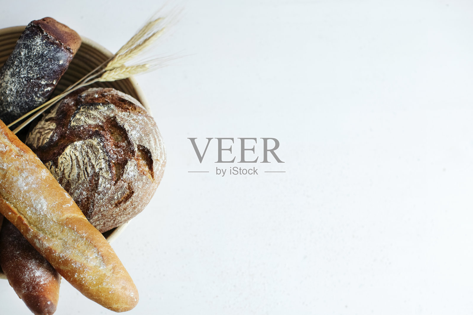 自制的面包和小麦穗在面包桌上的面粉和你的文字的地方。照片摄影图片