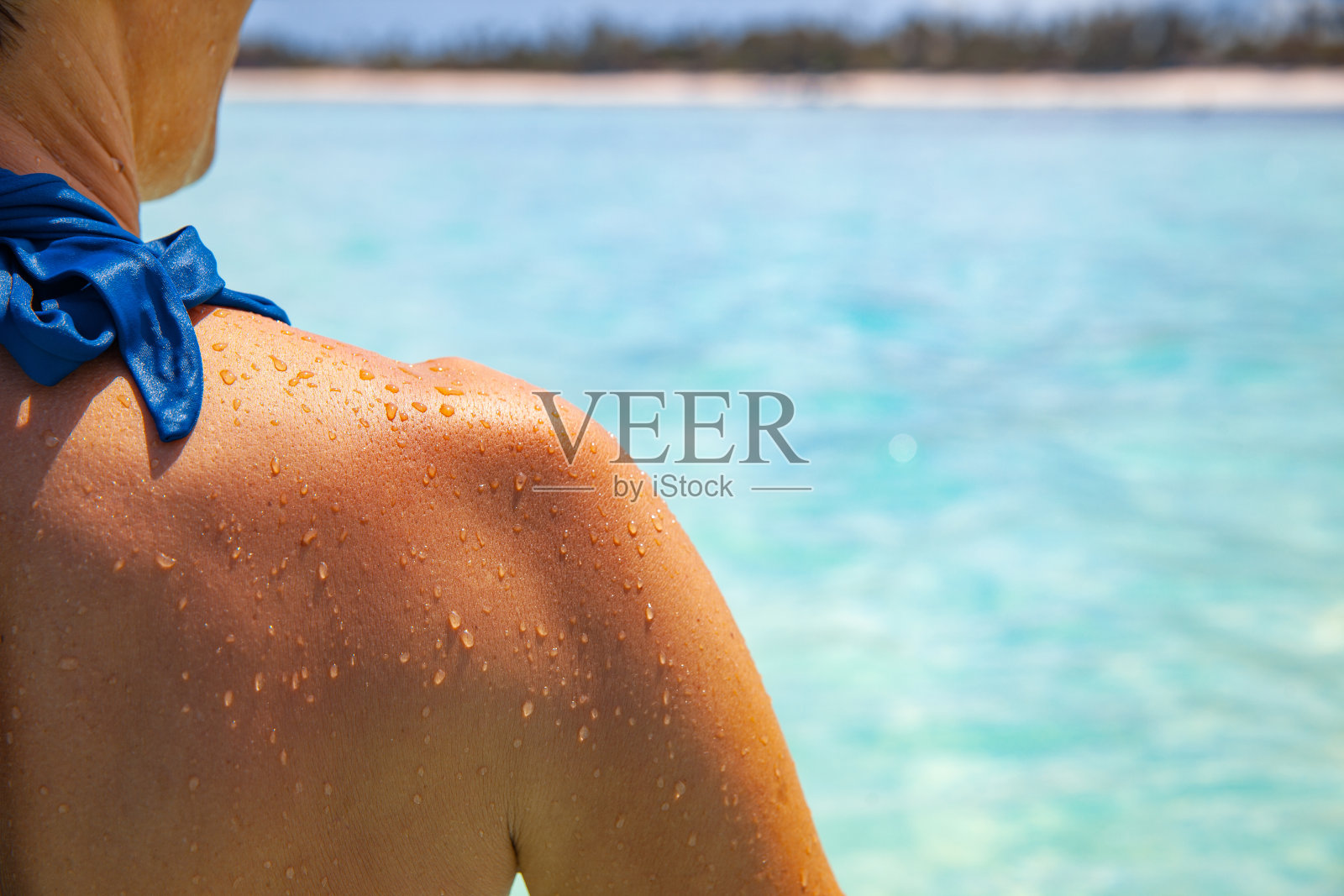 成年女性的背部与海和岛屿的背景照片摄影图片