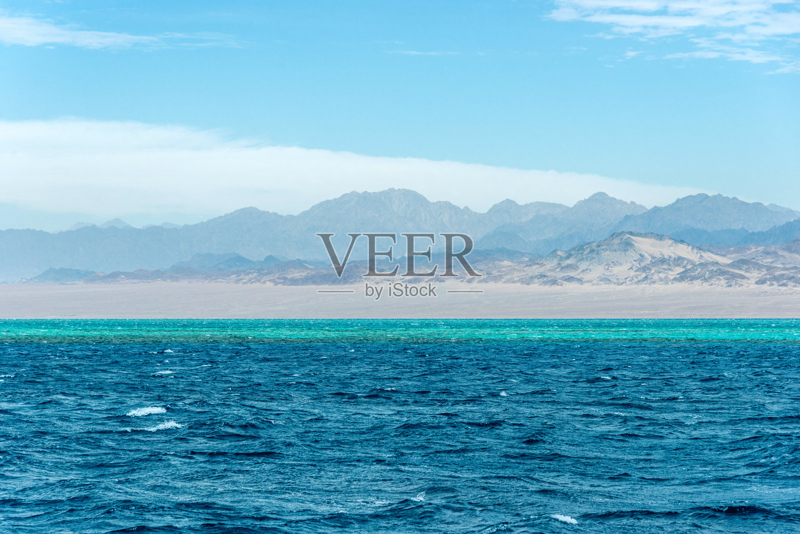 海景,蓝色的大海与高秃顶的山在背景照片摄影图片