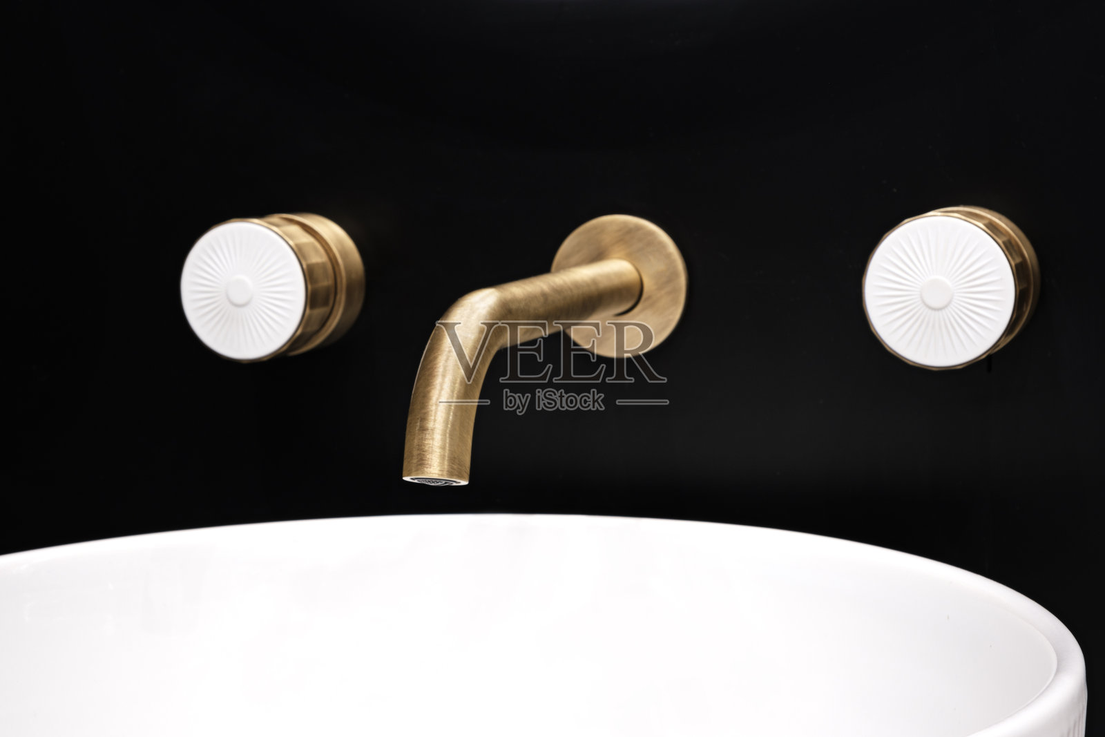 黑色浴室内部配备水池和内置水龙头照片摄影图片