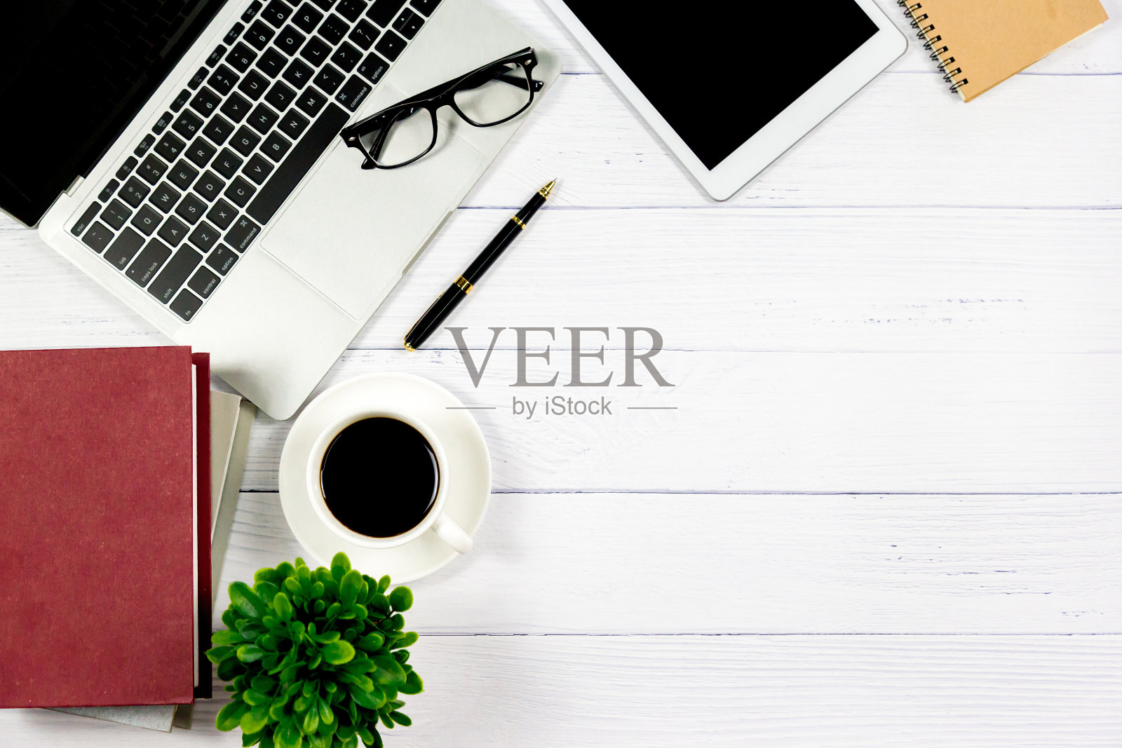 工作空间在办公室,木制的白色办公桌与空白笔记本和其他办公用品,顶视图与拷贝空间。照片摄影图片