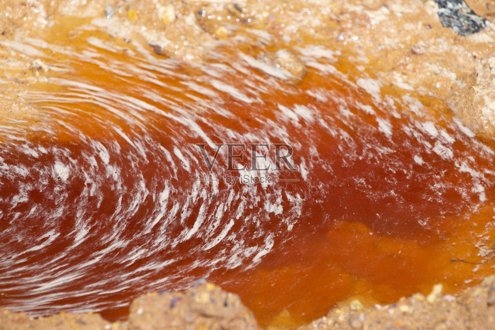 Riotinto矿区的红酸性水塘照片摄影图片