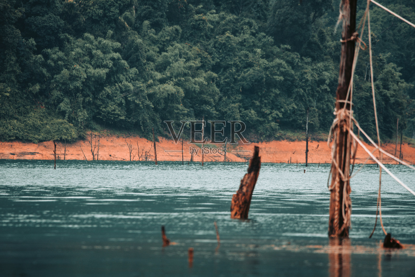 泰国素拉他尼考索热带雨林中的山脉和湖泊照片摄影图片