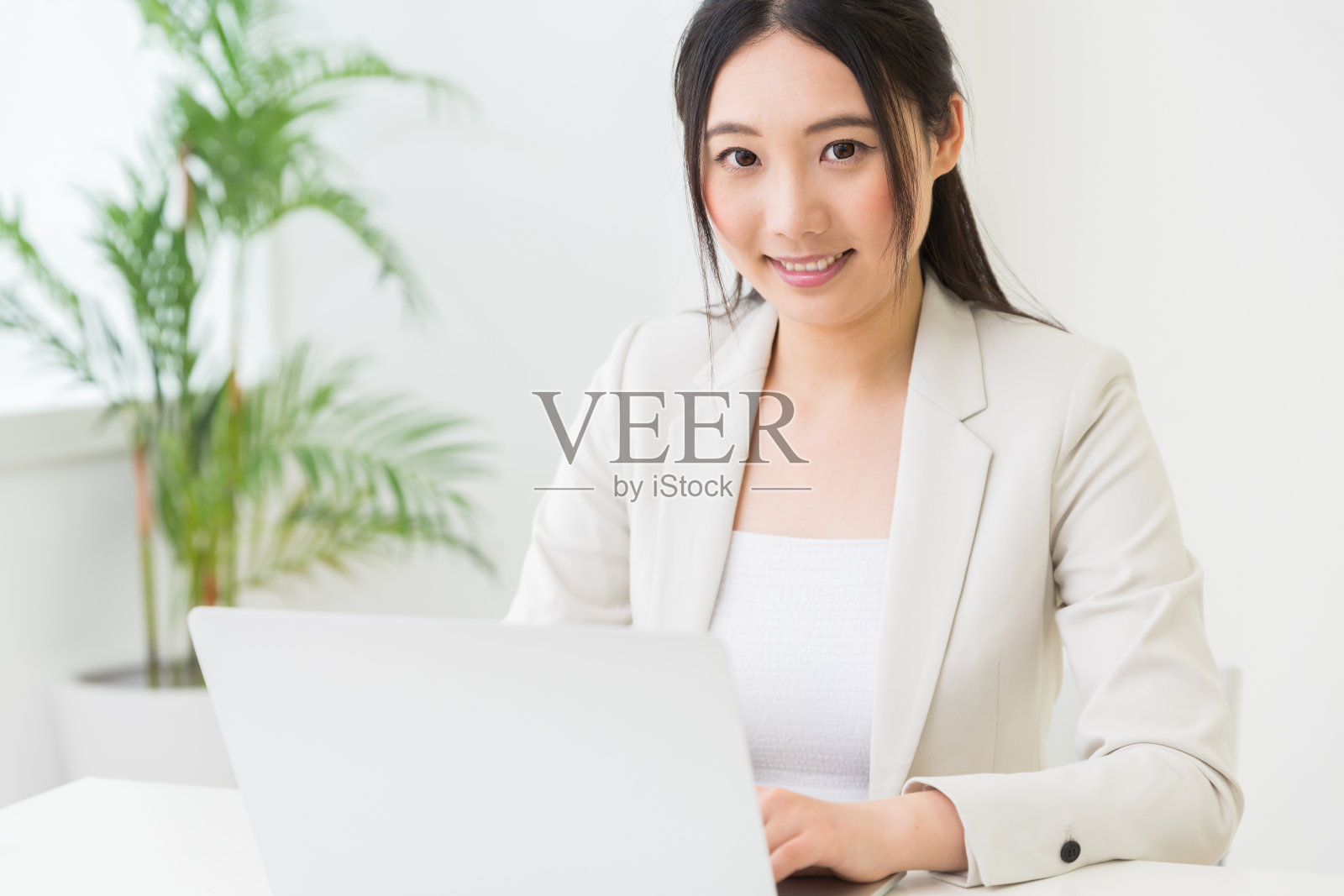 年轻美丽的亚洲女人照片摄影图片