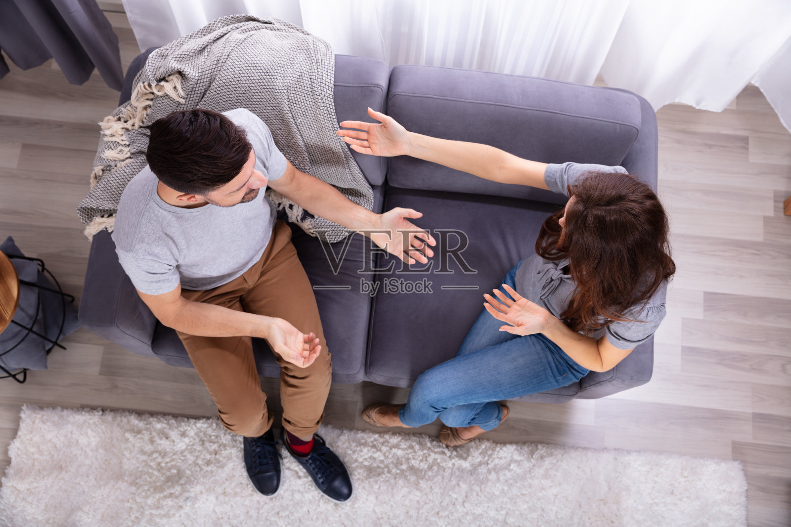 与丈夫打架的妻子照片摄影图片