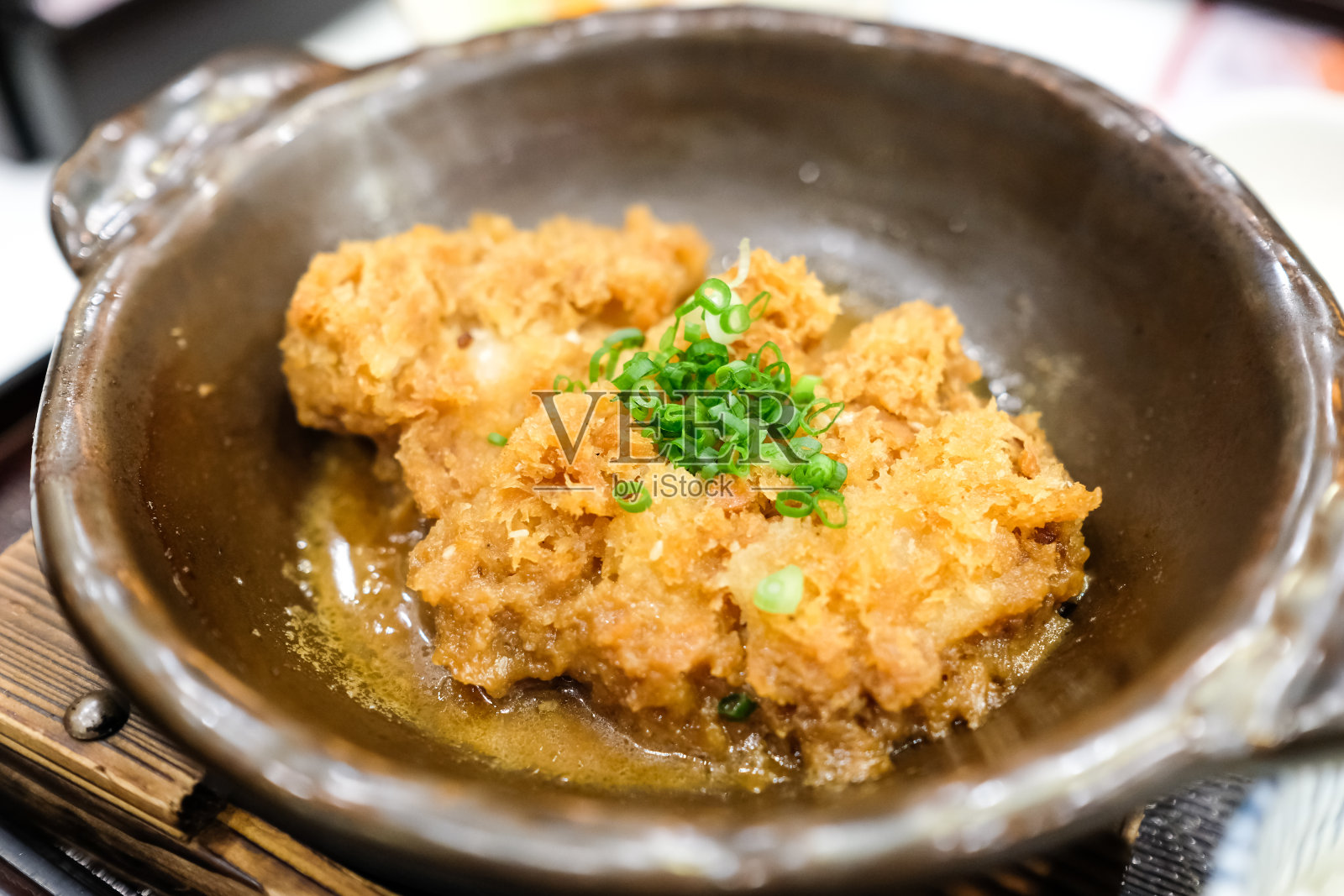 香酥炸猪肉或炸猪排配味噌酱。日本的食物。照片摄影图片
