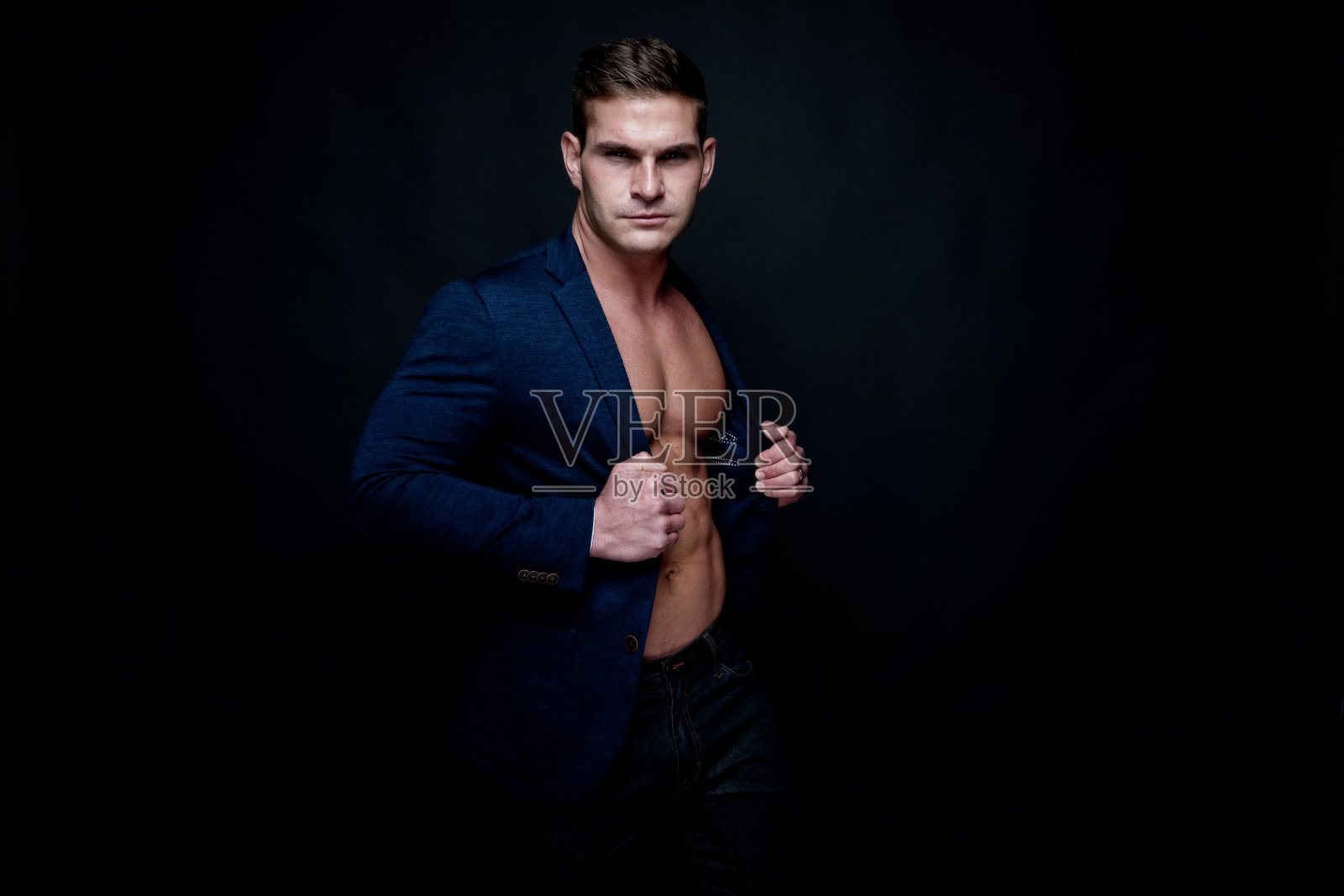 性感肌肉男子穿着衬衫解开照片摄影图片