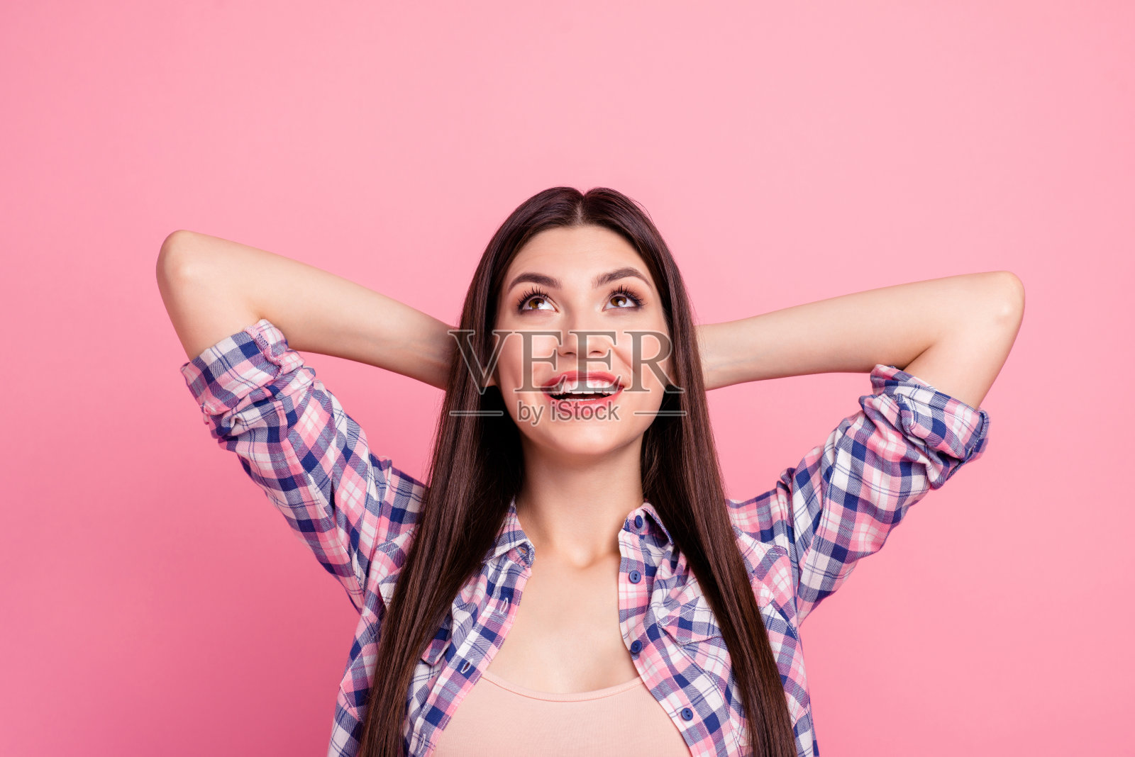 近距离的照片惊人的美丽的她,她,女士双手,手臂,在后面的头,眼睛仰望星星,夜空,白色的牙齿,牙齿的微笑,穿着休闲的格子衬衫,衣服,套装,孤立的粉色背景照片摄影图片