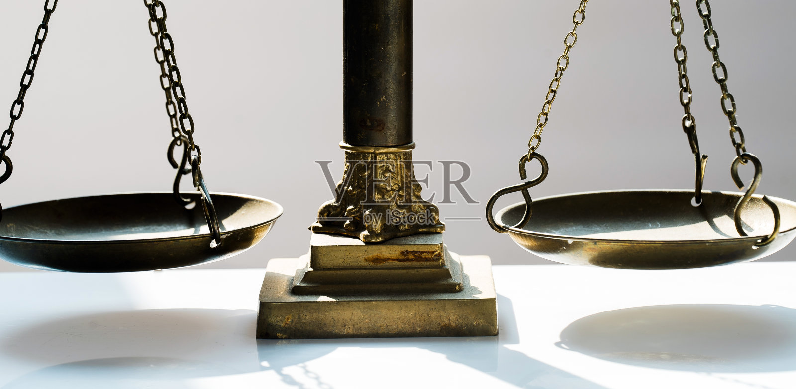 法律与公正概念,灰色背景照片摄影图片