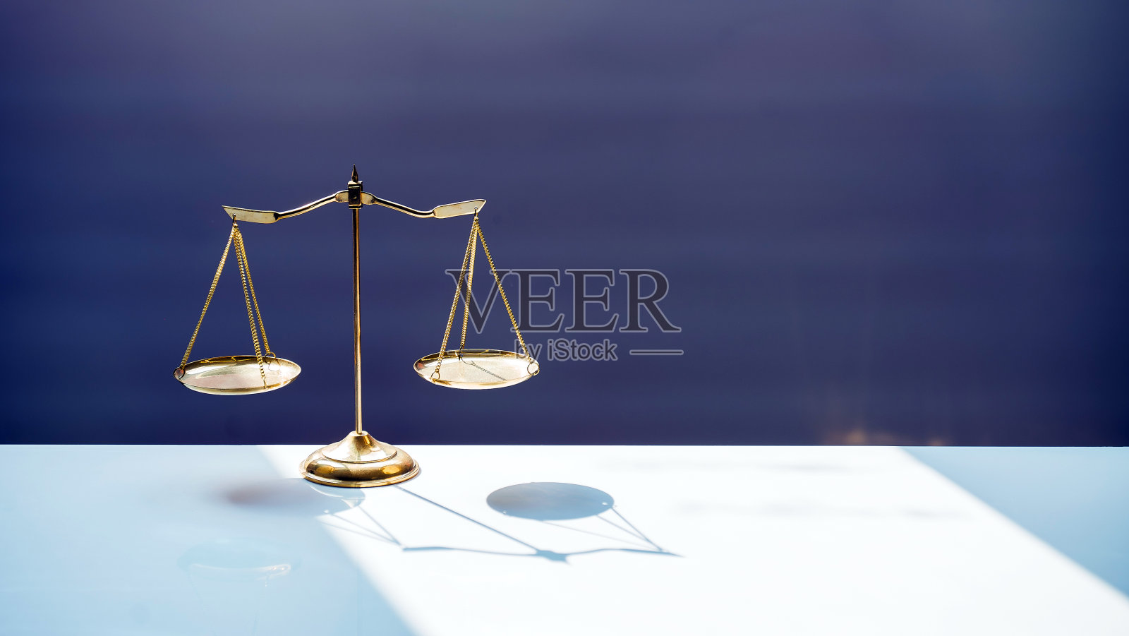法律与公正概念,灰色背景照片摄影图片