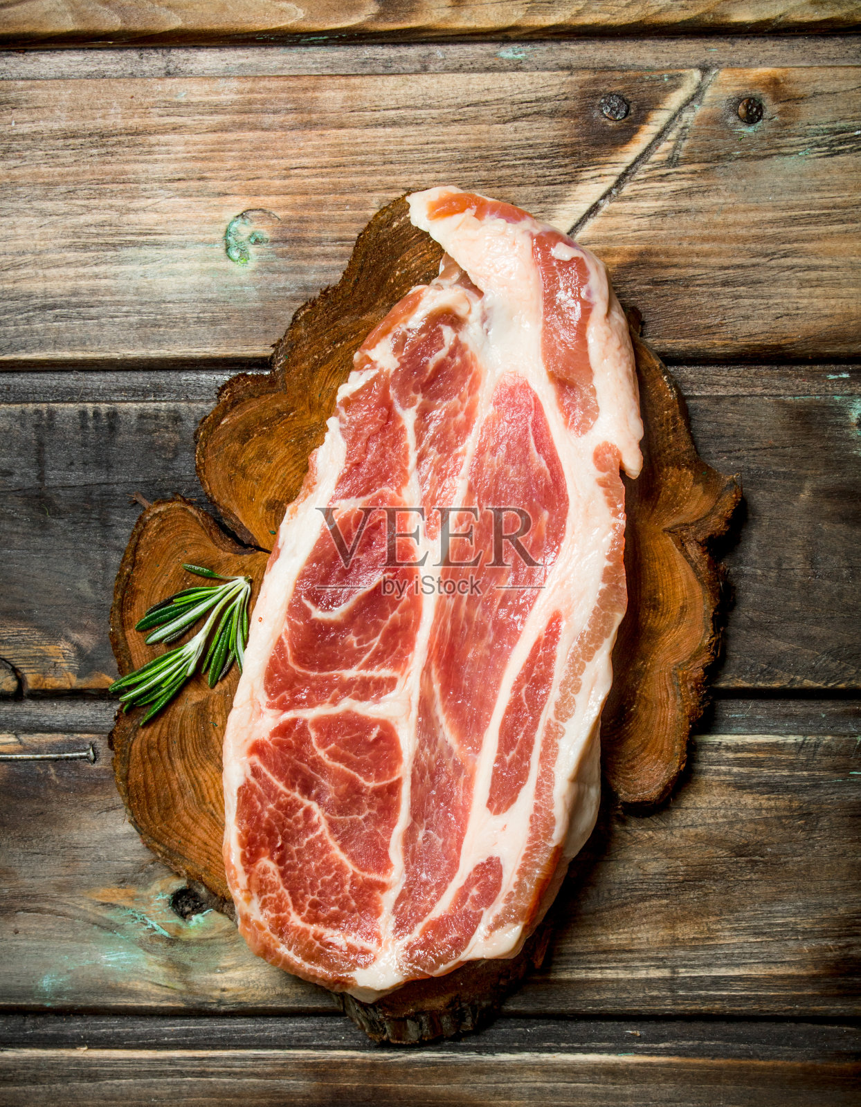 生猪肉牛排。照片摄影图片