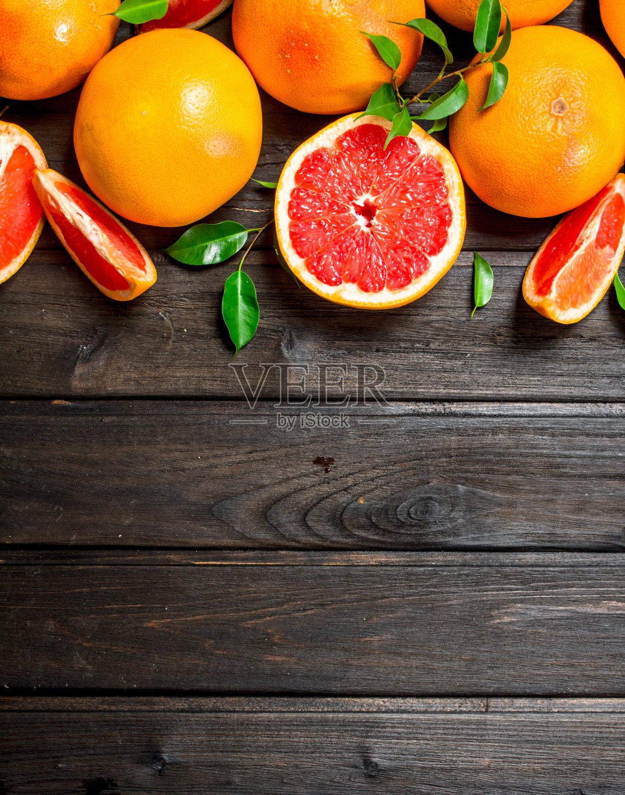 带叶的成熟葡萄柚。照片摄影图片