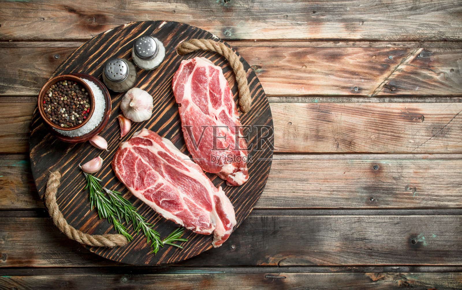 多汁的猪肉生牛排。照片摄影图片