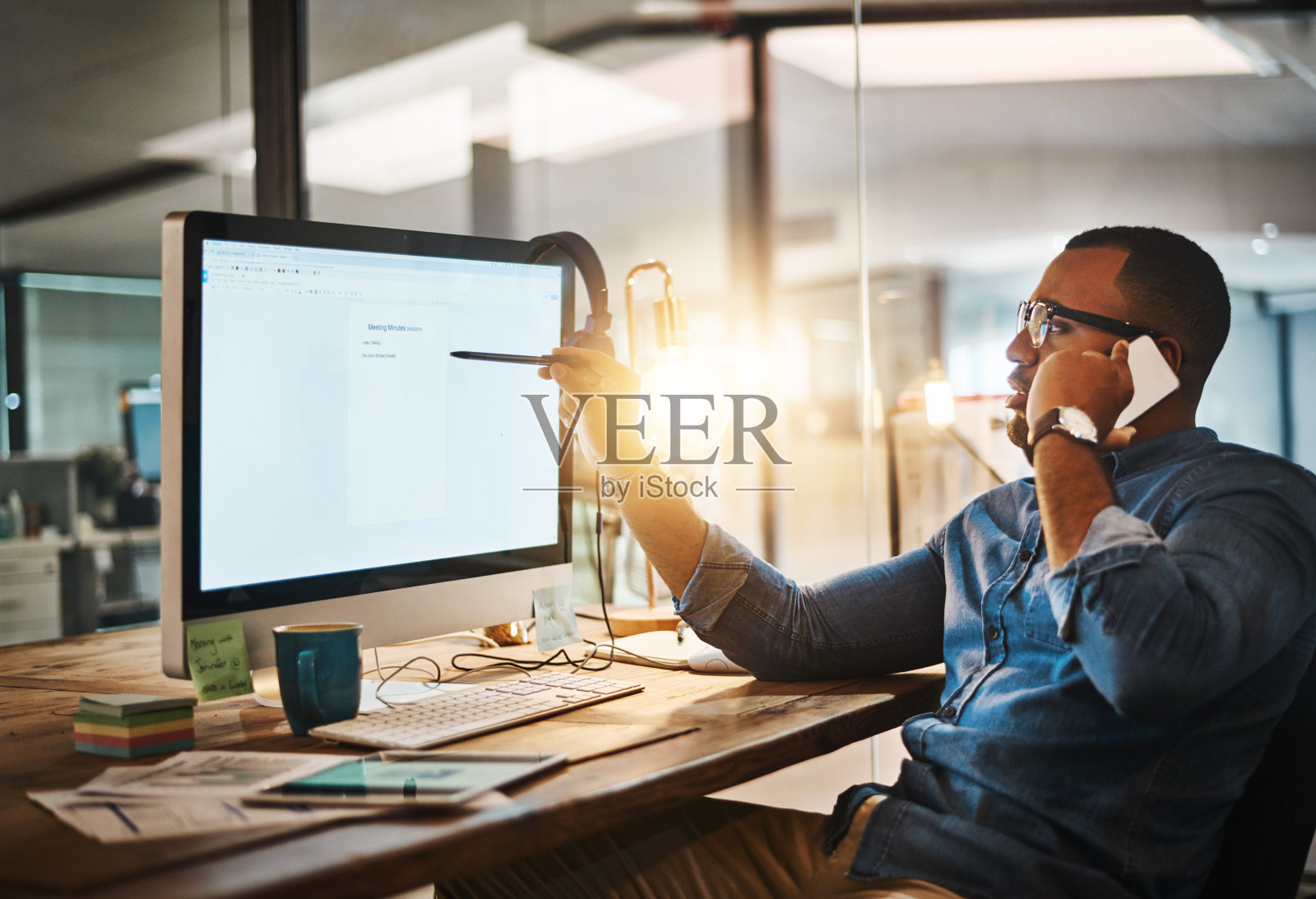 我马上把那份备忘录发邮件给你照片摄影图片