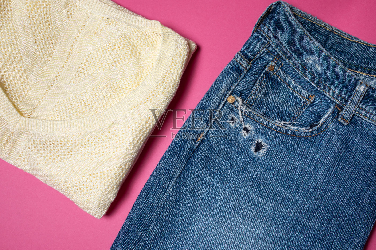 背景是女人的衣服,俯视图照片摄影图片