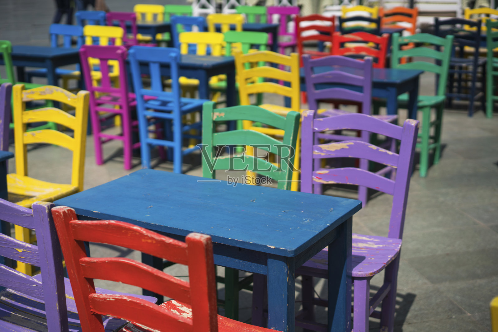 五颜六色的桌椅照片摄影图片