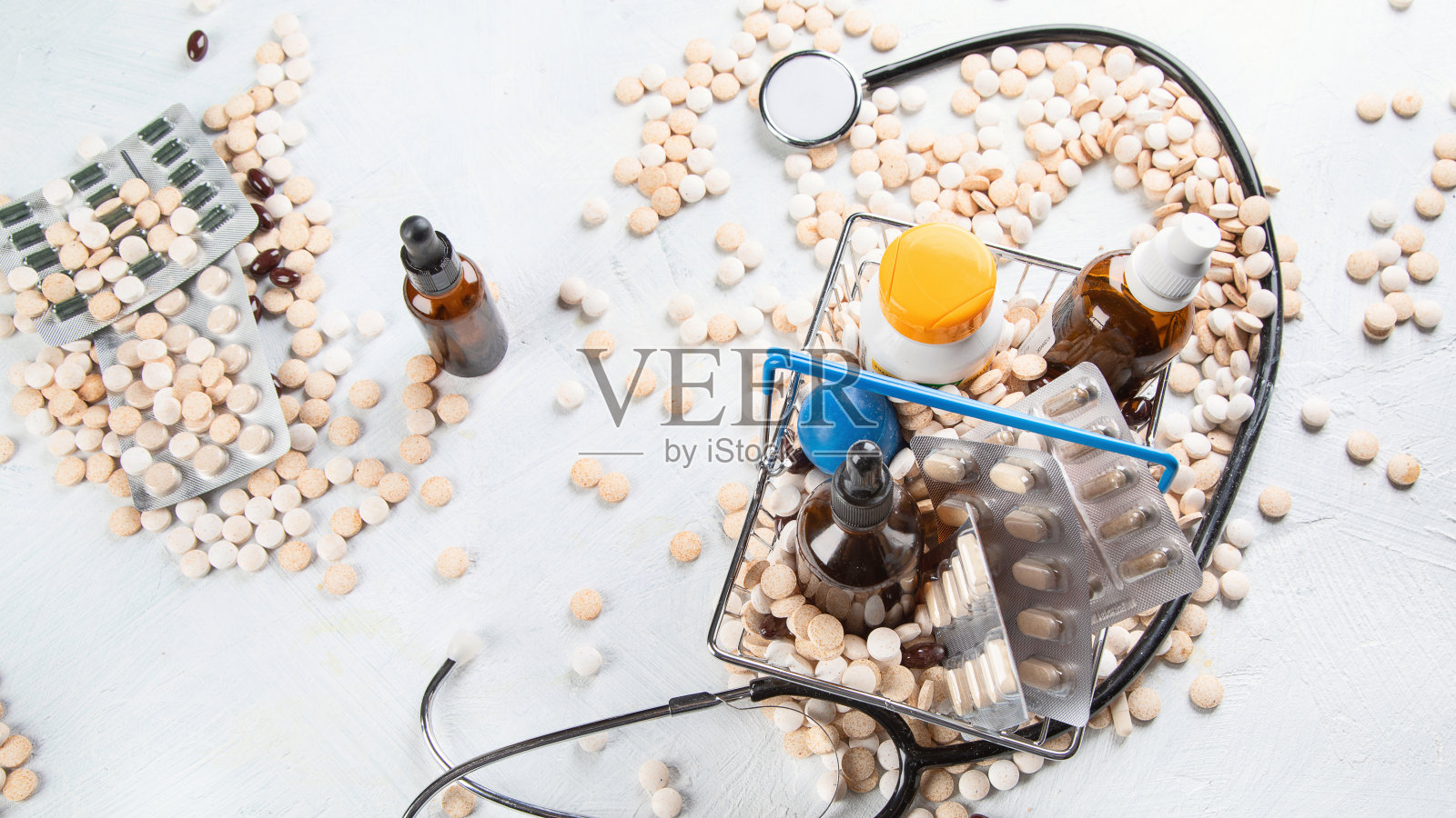 药品、药丸和药瓶。照片摄影图片