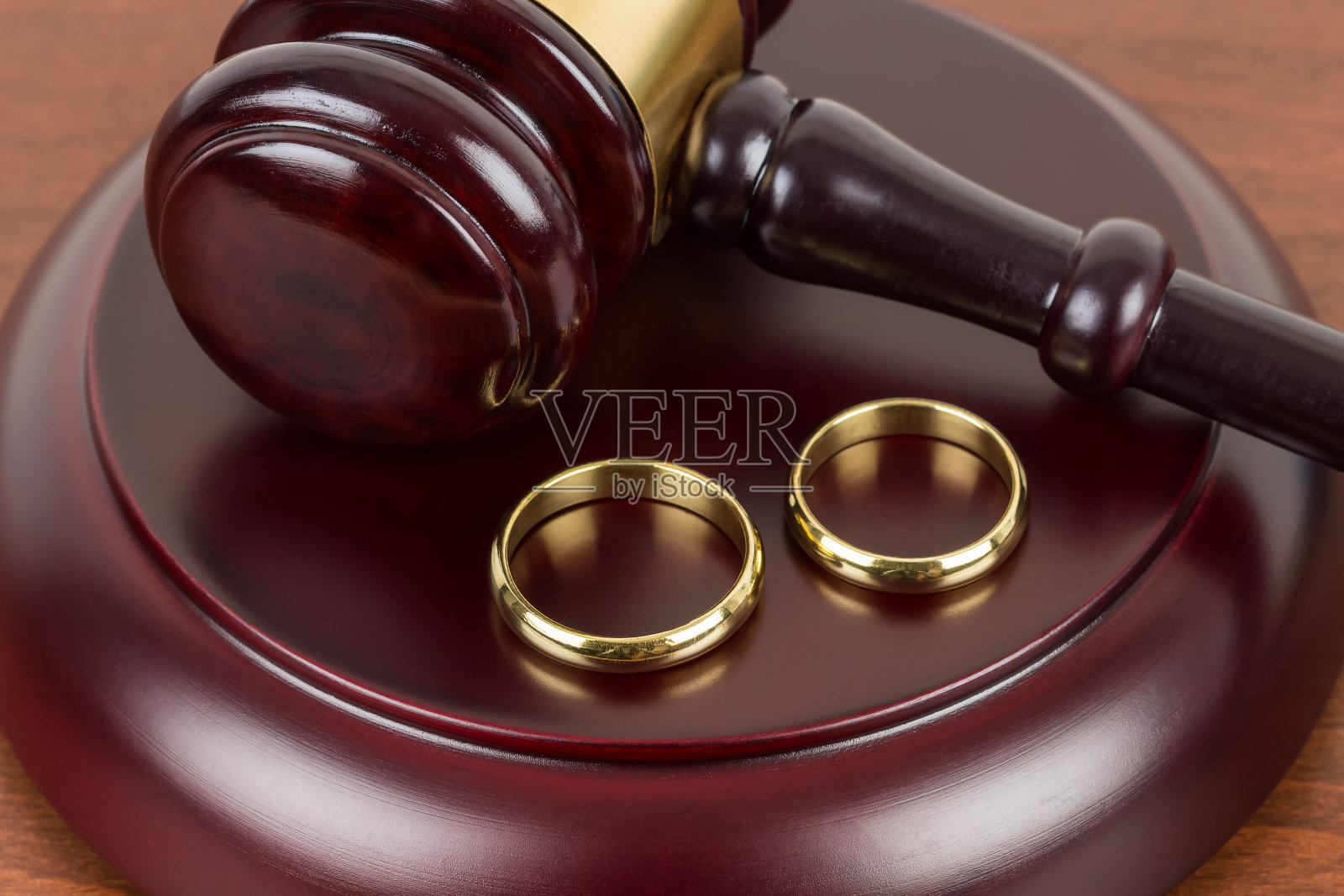 木制法槌与结婚戒指离婚概念照片摄影图片