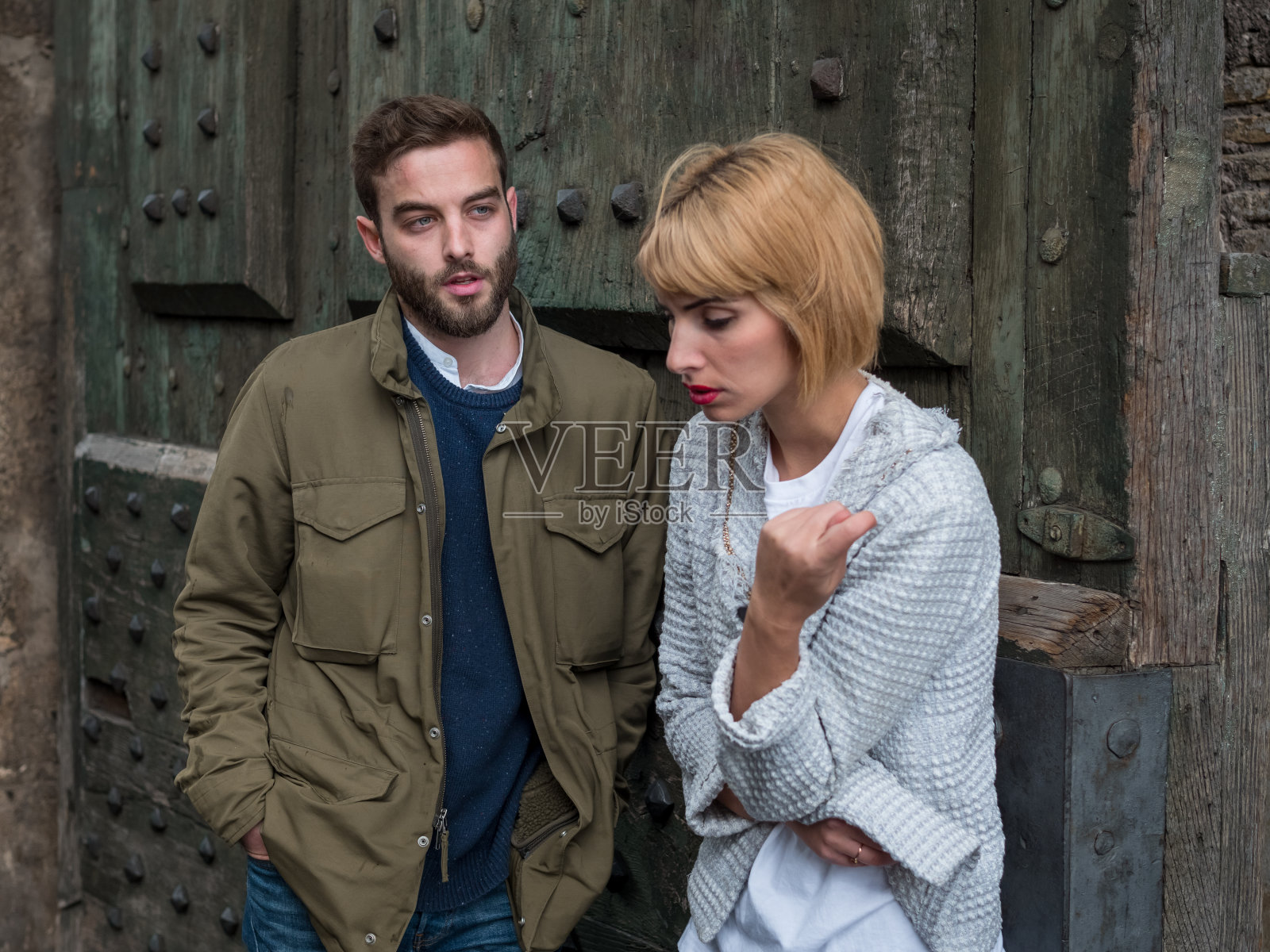 一对相爱的年轻人带着矛盾和疏远的态度照片摄影图片