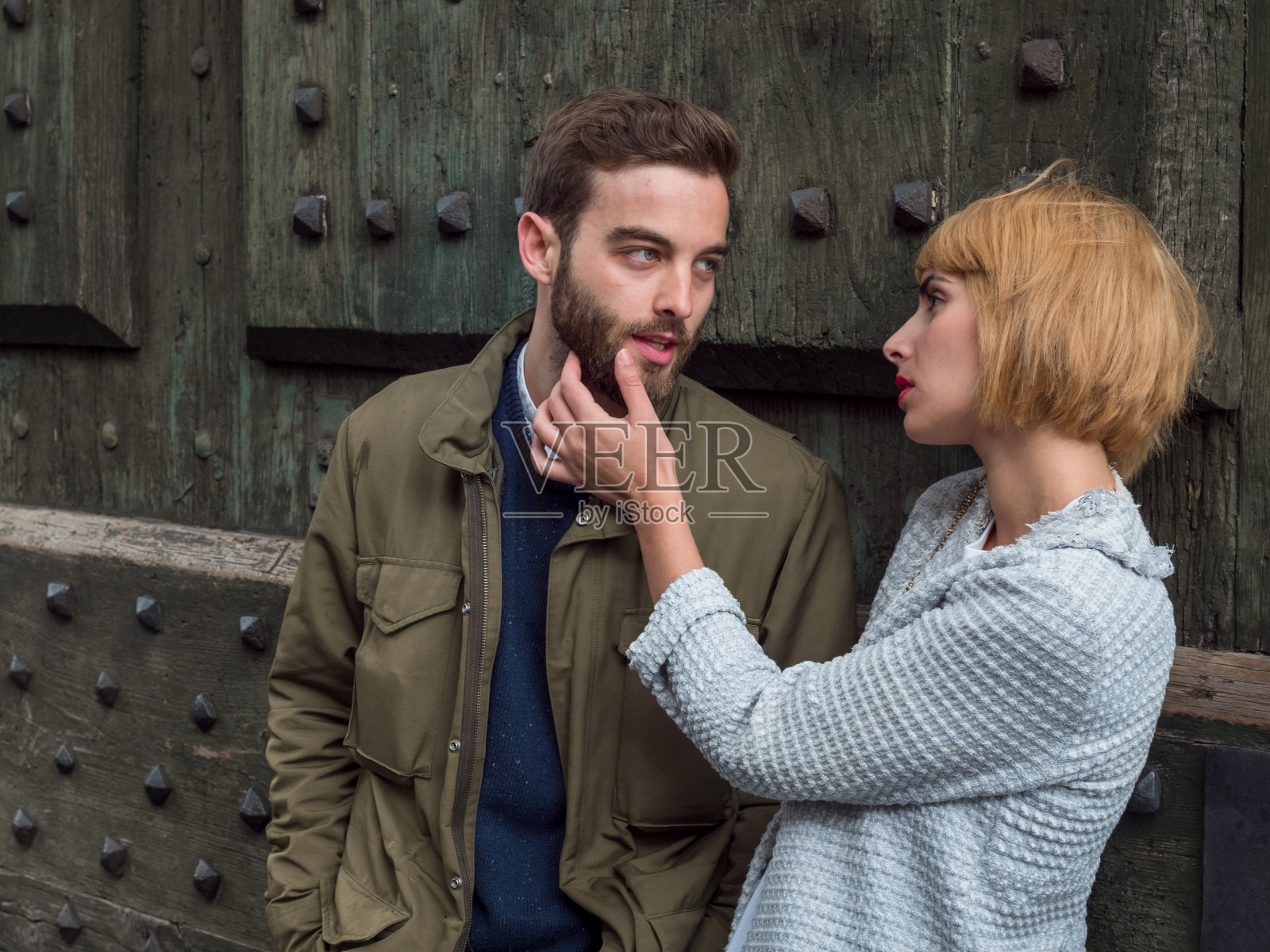 一对年轻人以亲密和甜蜜的态度相爱照片摄影图片