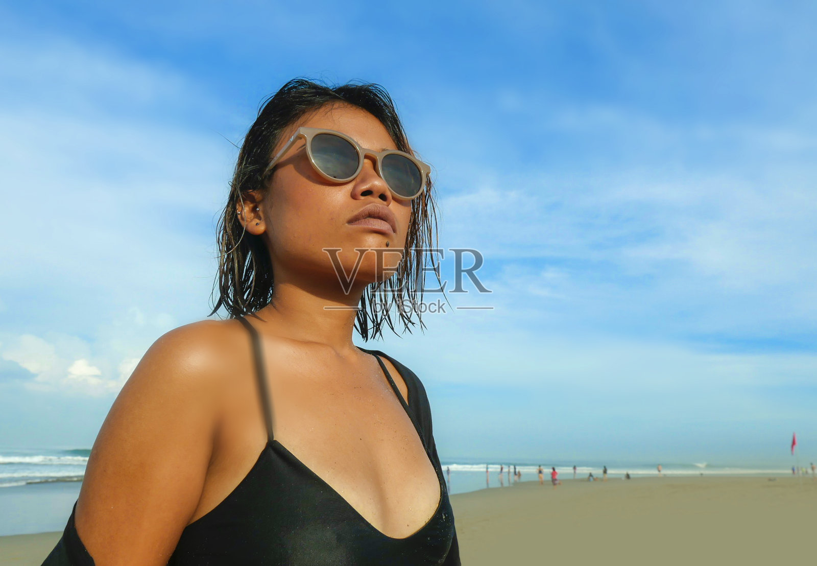 头和肩膀的生活方式肖像年轻美丽和性感的亚洲女孩在比基尼和太阳镜享受热带海滩摆出凉爽和自信的在异国情调的美丽概念的海洋假期照片摄影图片