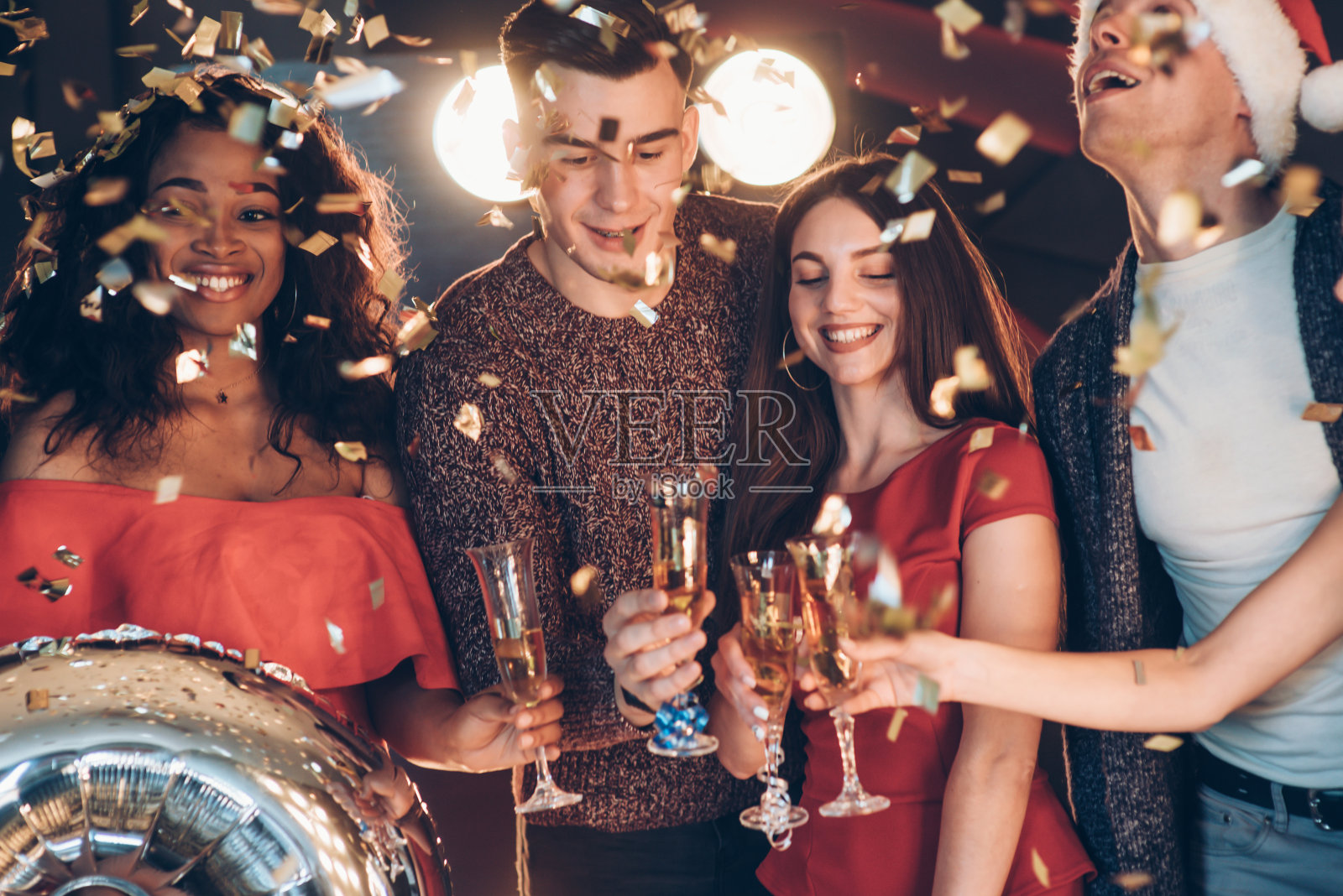 满足和快乐。朋友们喝酒聚会的照片照片摄影图片