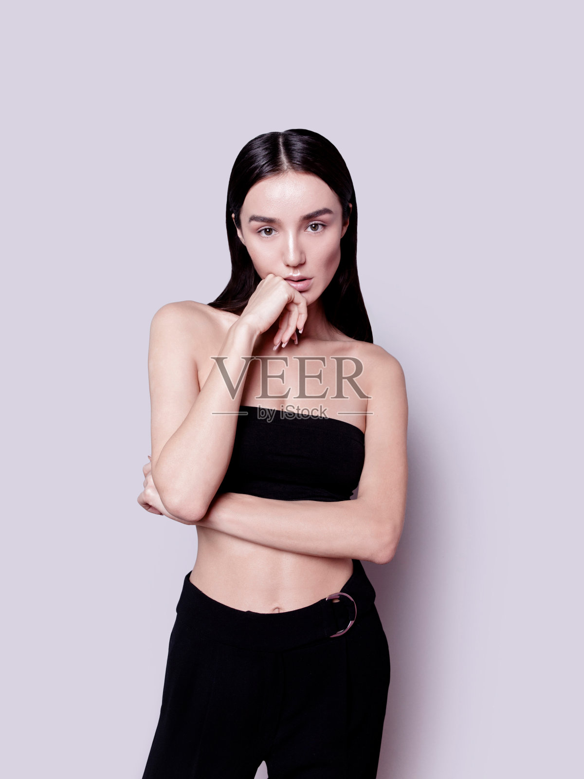 穿着黑色上衣和裤子的年轻女子照片摄影图片