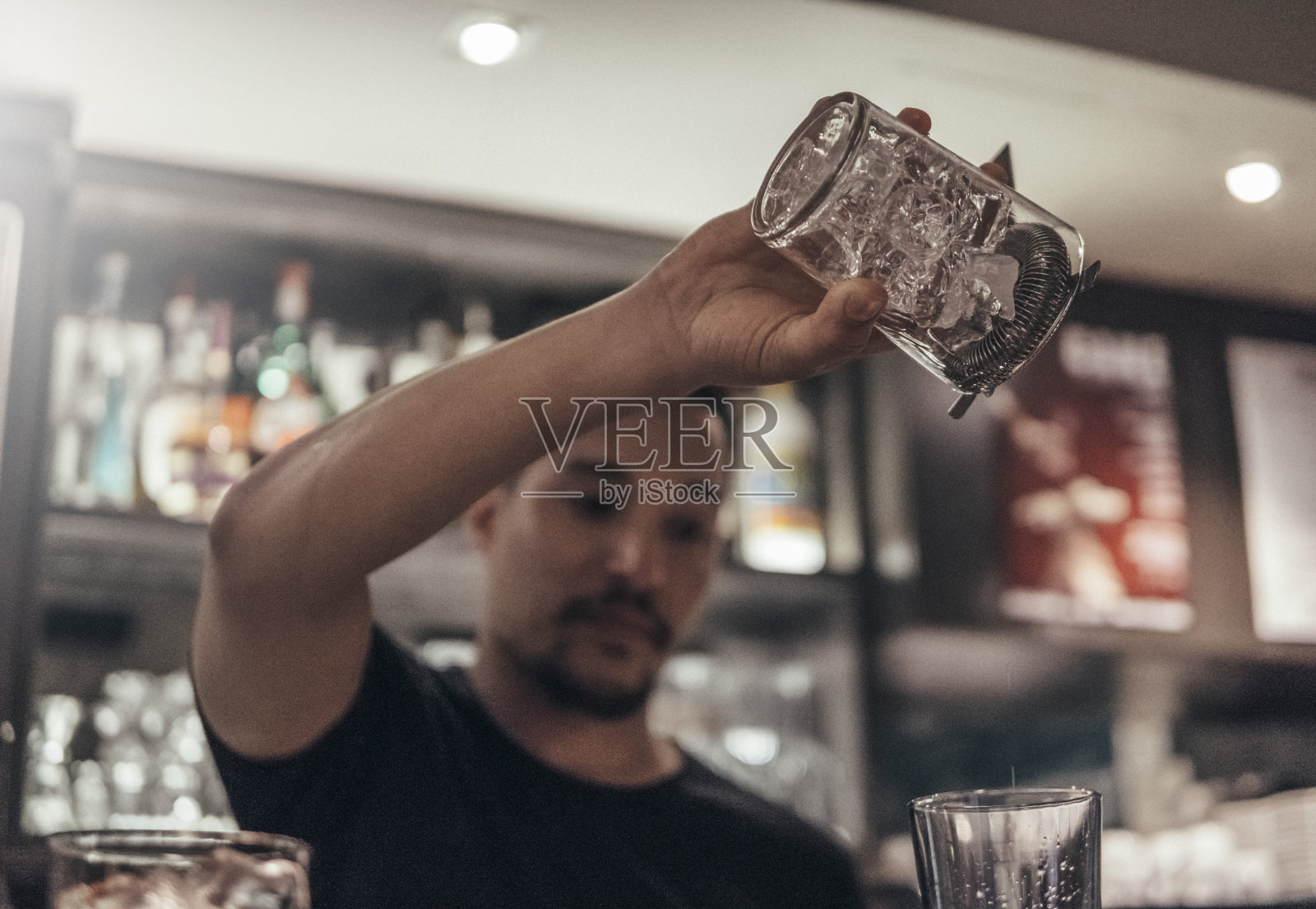 酒吧调酒师工作中照片摄影图片