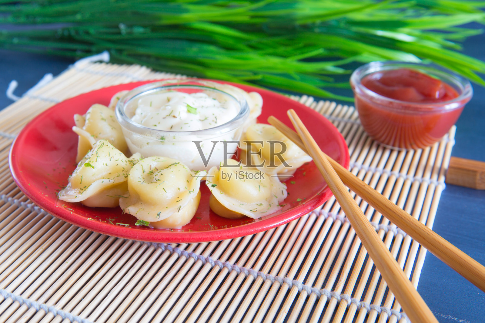 新鲜煮熟的饺子和热蒸汽放在一个盘子里照片摄影图片