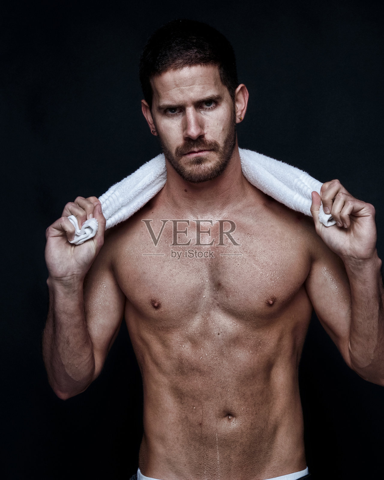 拿着毛巾的赤膊帅哥照片摄影图片