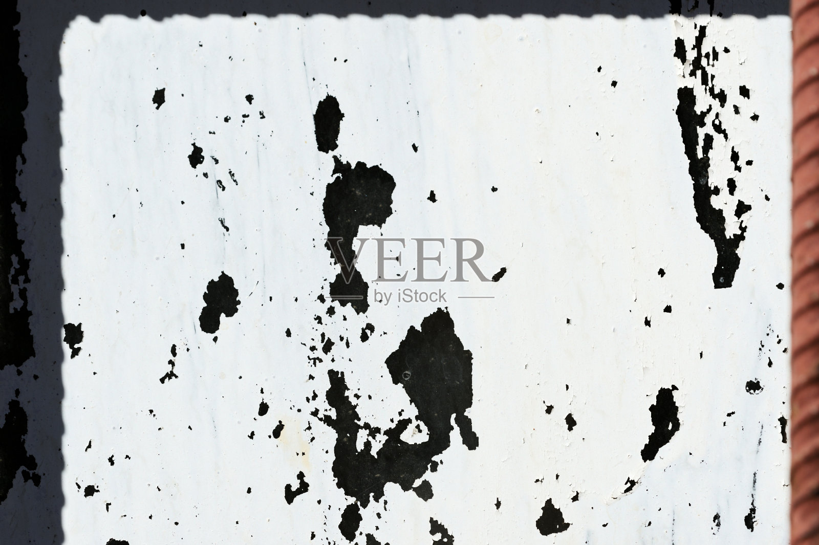 旧漆窗后面的铁条关闭。枯燥乏味的背景照片摄影图片