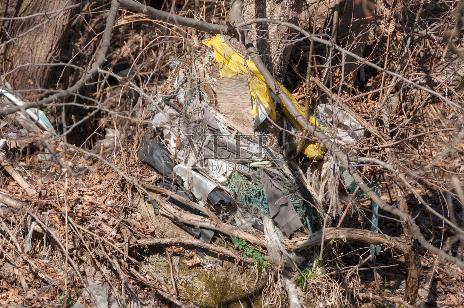 塑料和泡沫垃圾漂浮在河面上照片摄影图片