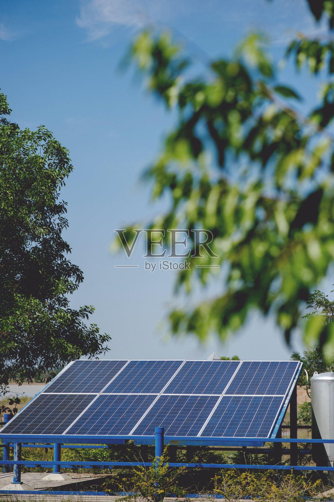 太阳能电池将太阳能从太阳转化为能量。太阳能电池概念与复制空间照片摄影图片